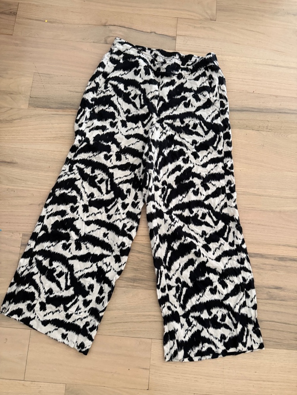 Old Navy Black and Cream Printed Elastic Waist Pants